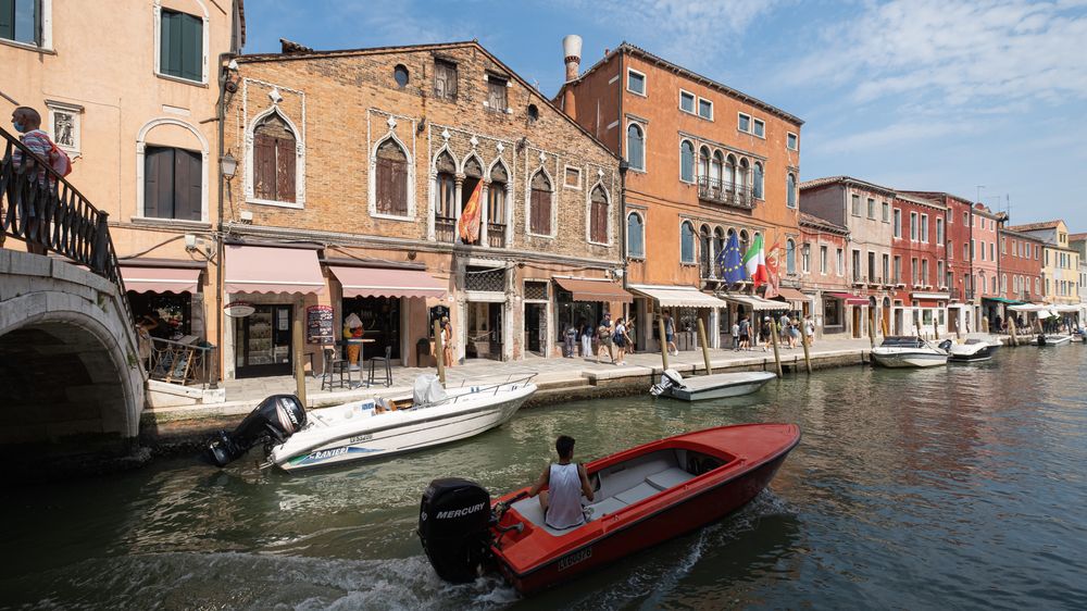 Aktivisté obarvili vodu v Benátkách na zeleno, nelíbí se jim debata o klimatu